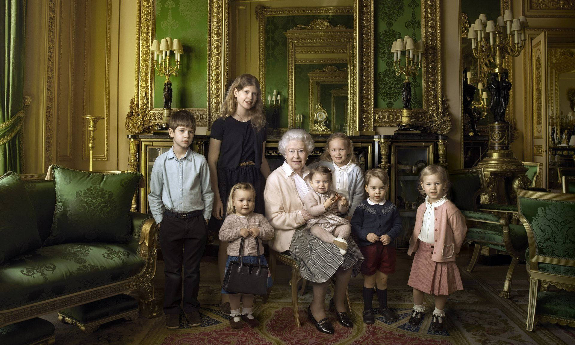Queen Elizabeth With Grandchildren Wallpaper