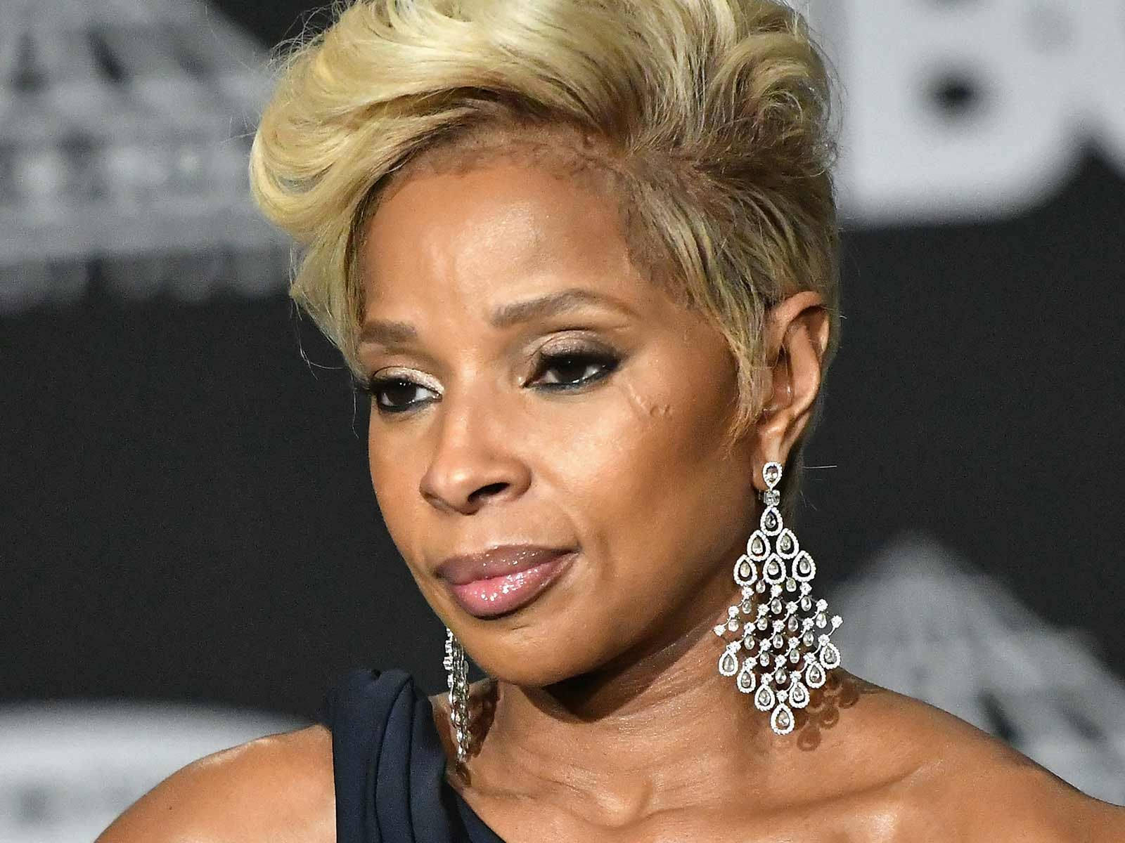 Queen Of R&b Mary J. Blige In Pixie Cut Background