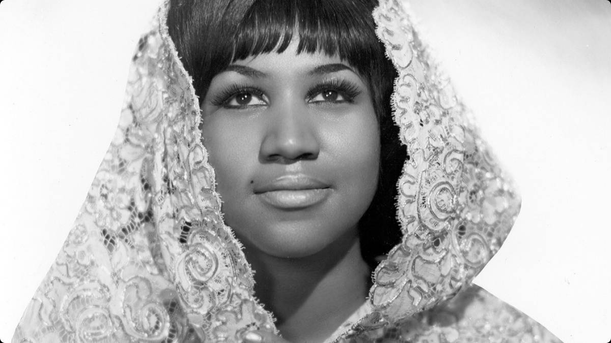 Queen Of Soul Aretha Franklin With A Veil Wallpaper
