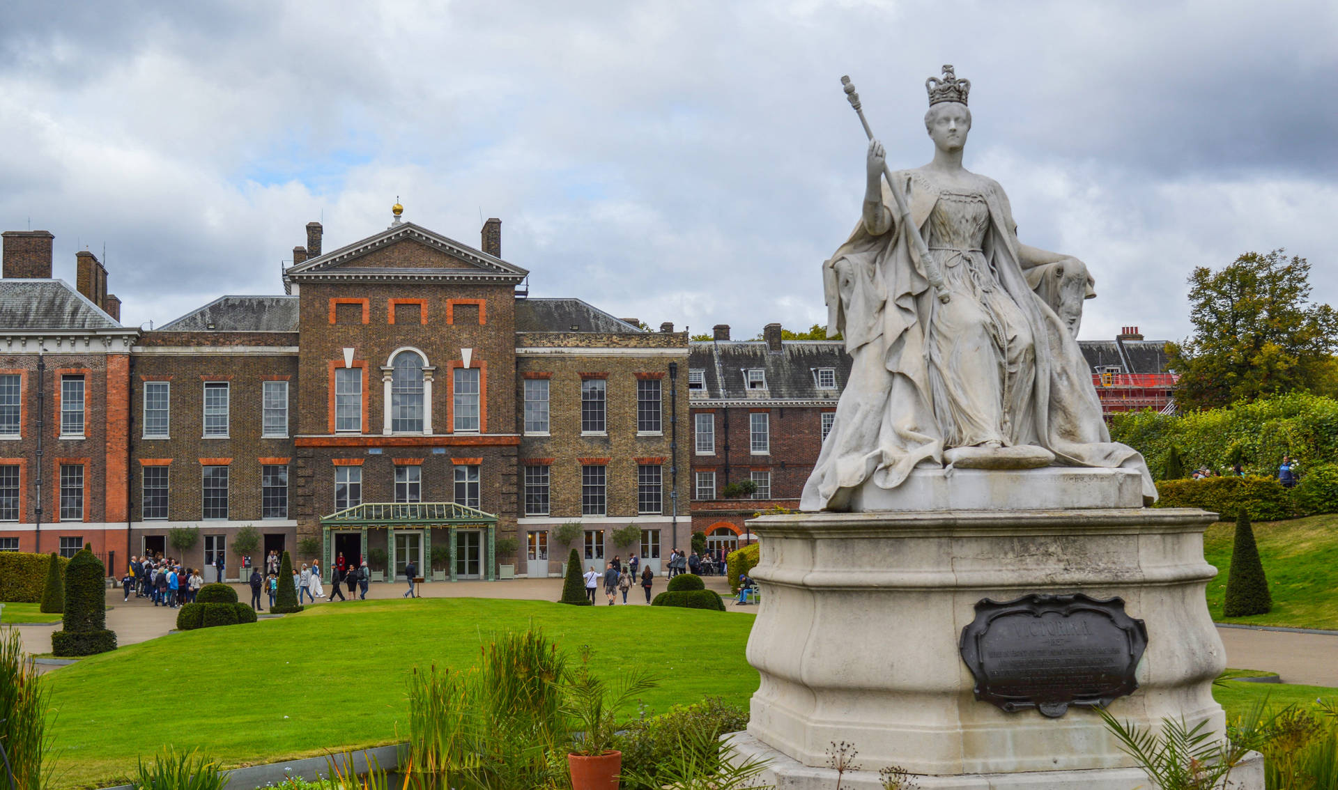 Queen Victoria Statue Inside Kensington Palace Picture