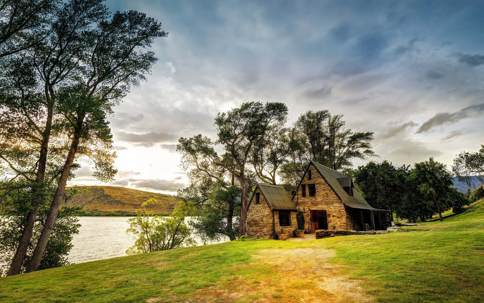 Queenstown Lakeside Stone Cottage New Zealand Wallpaper