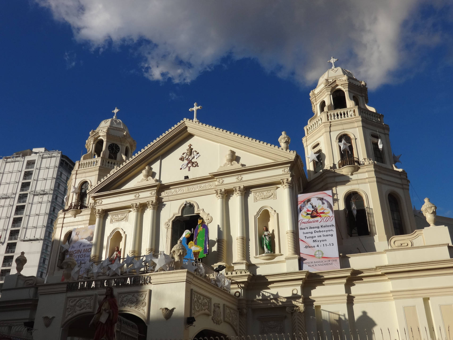 Tranquil Afternoon at Quiapo Church, Manila Wallpaper