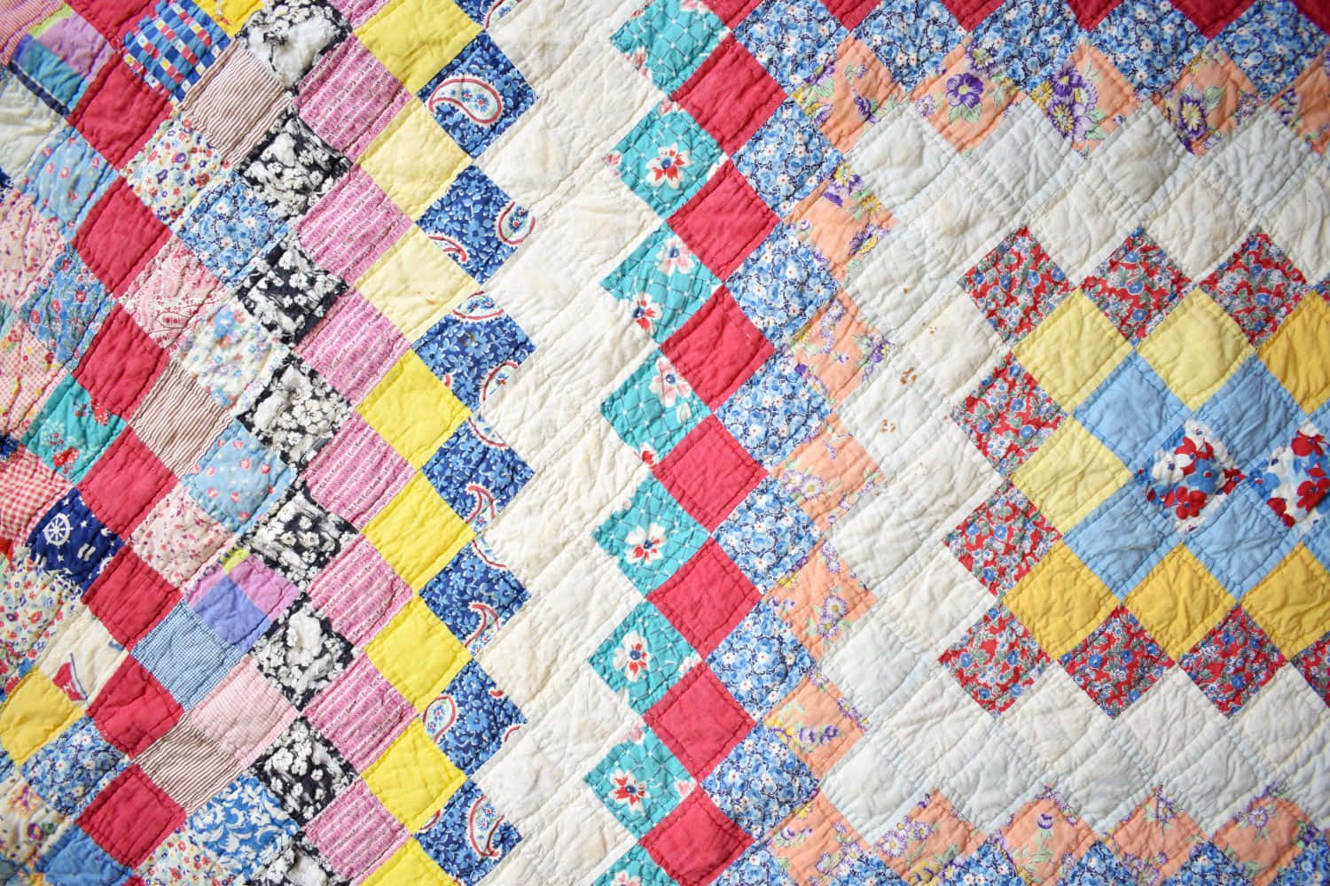 Et quilt med et farverigt mønster Wallpaper