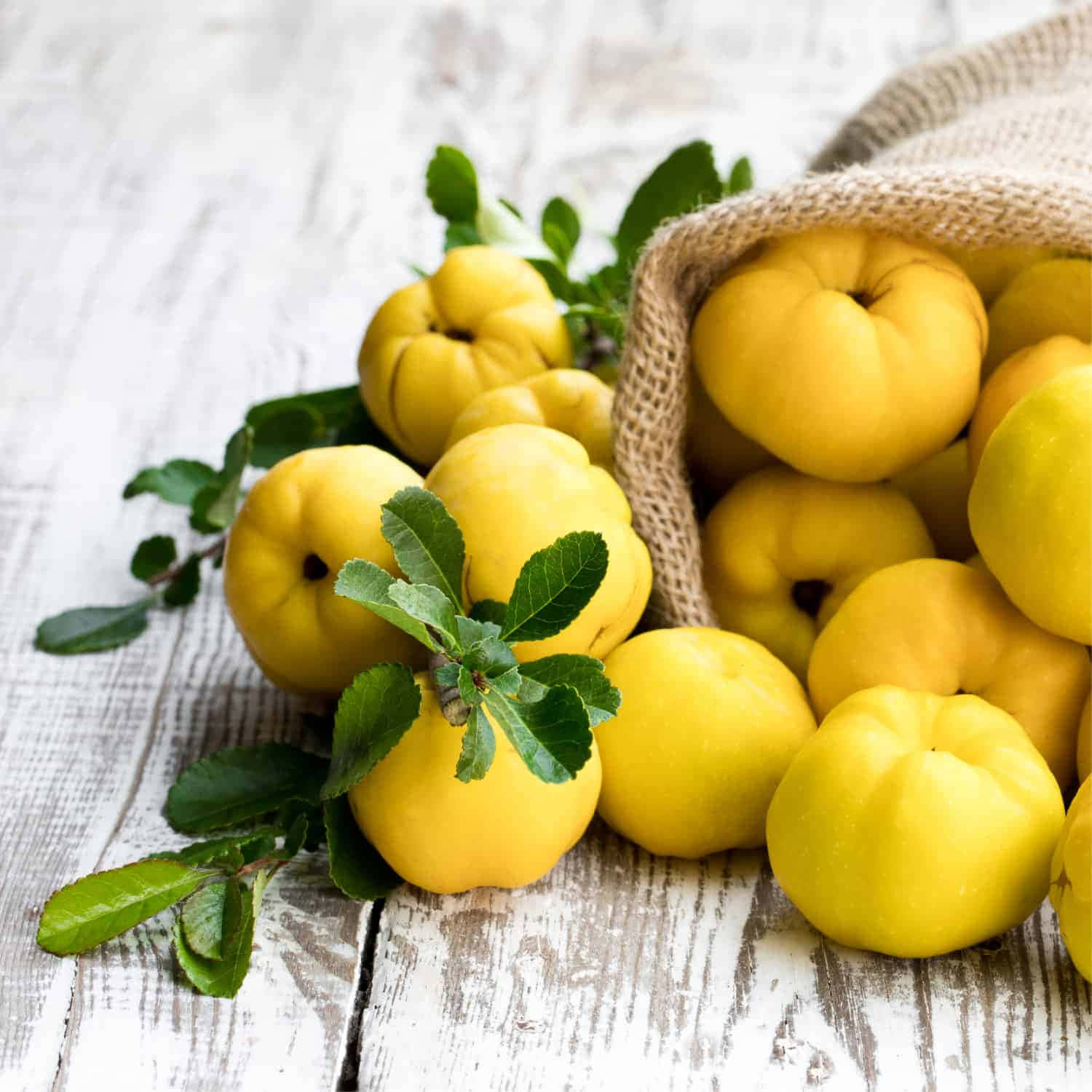 Unsacchetto Di Frutti Gialli Con Foglie Su Un Tavolo Di Legno