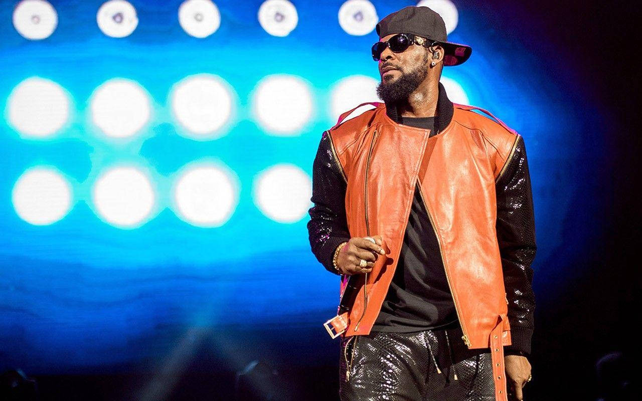 R Kelly On Stage Performance Wallpaper