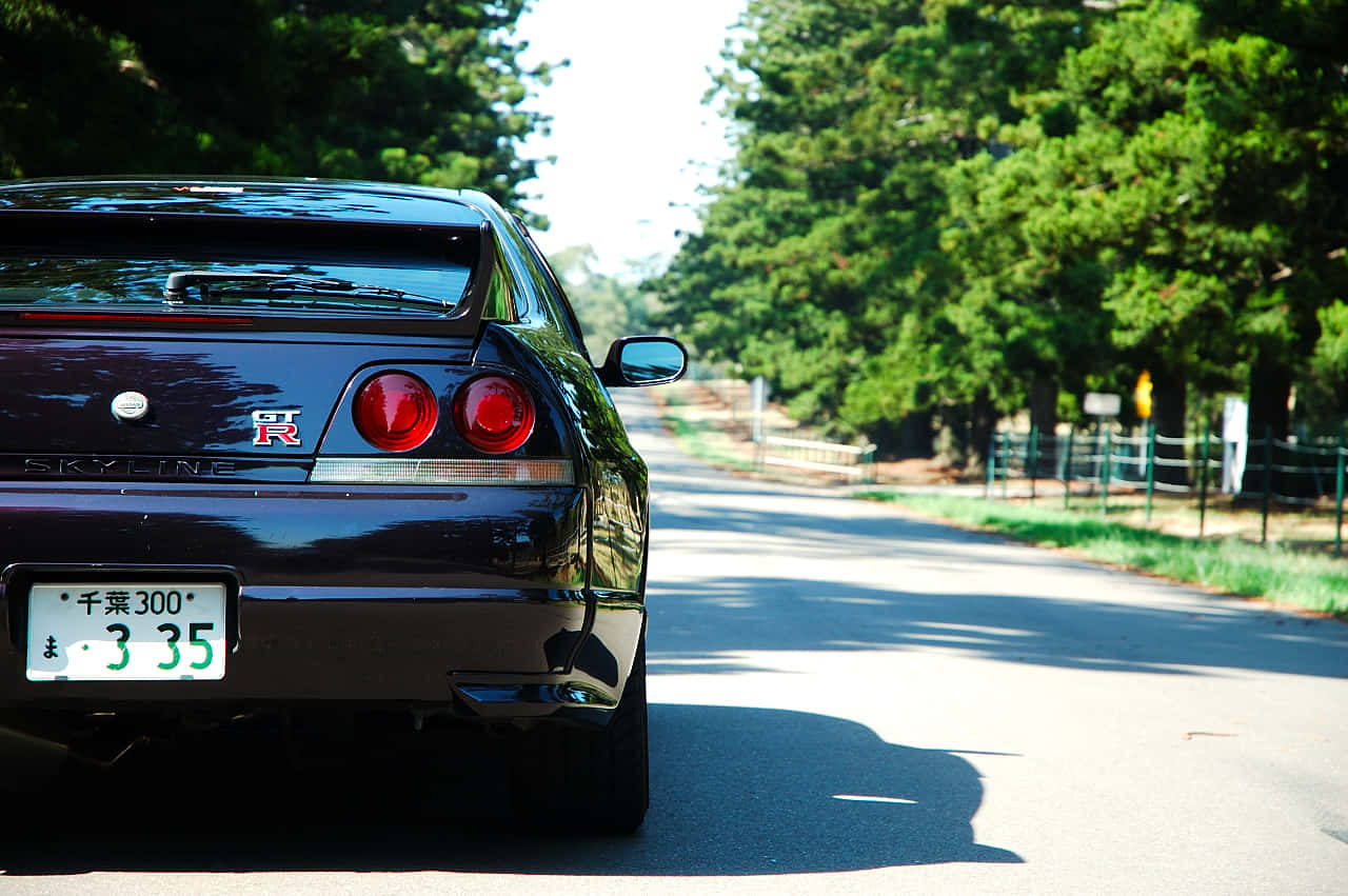 Den R33 Nissan Skyline GTR er en kraftfuld og ikonisk sportsvogn. Wallpaper