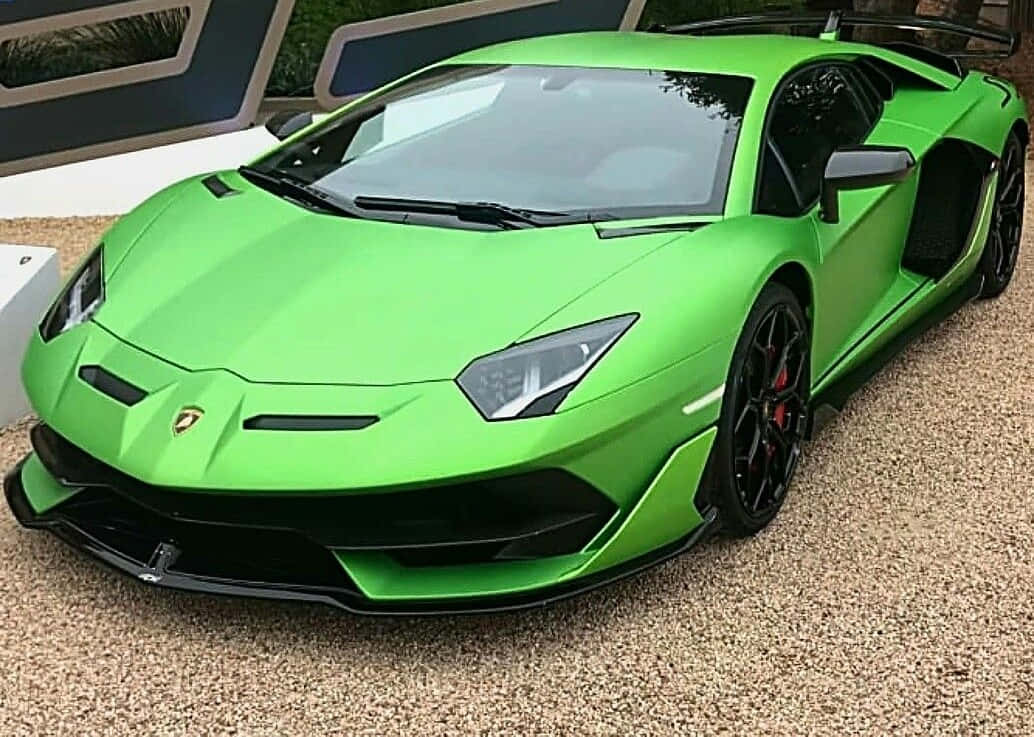 Unalamborghini Verde Parcheggiata Di Fronte A Un Edificio