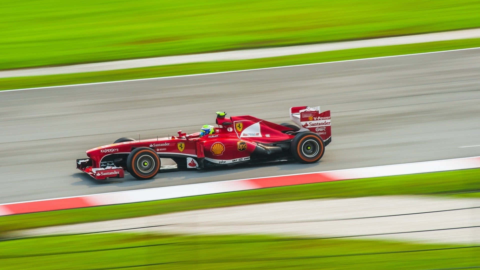 Cochede Fórmula 1 De Ferrari Conduciendo En Una Pista