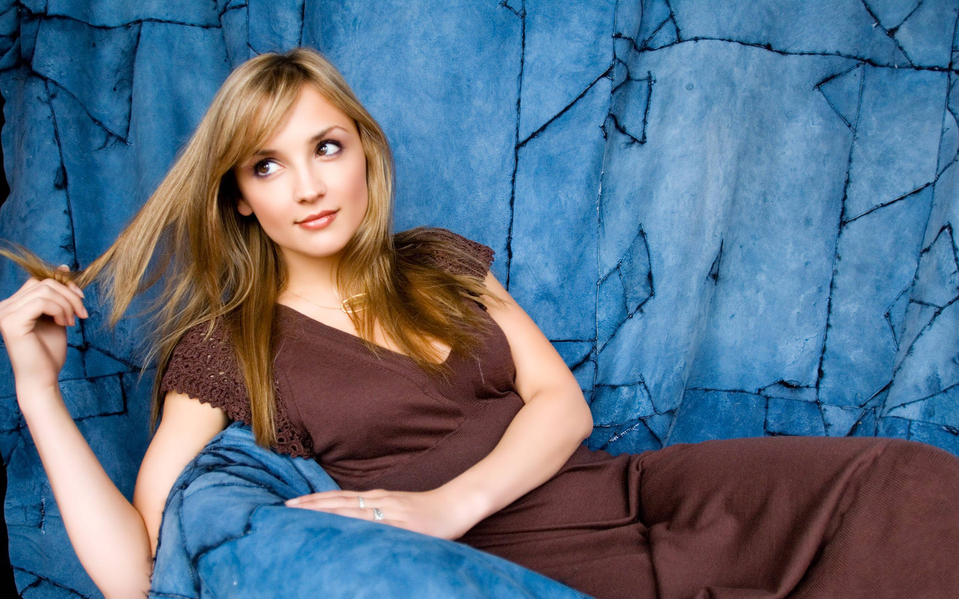 Rachael Leigh Cook In Brown Outfit Wallpaper