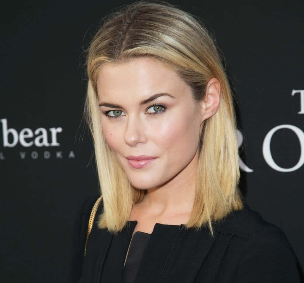Rachael Taylor In Chic Style Wallpaper