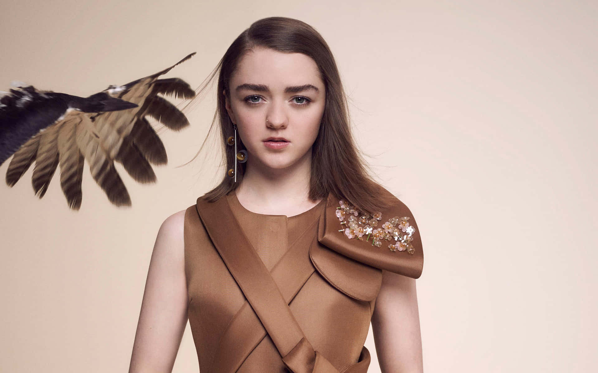 Säteilevä Maisie Williams Punaisella Matolla Tapahtumassa Taustakuva