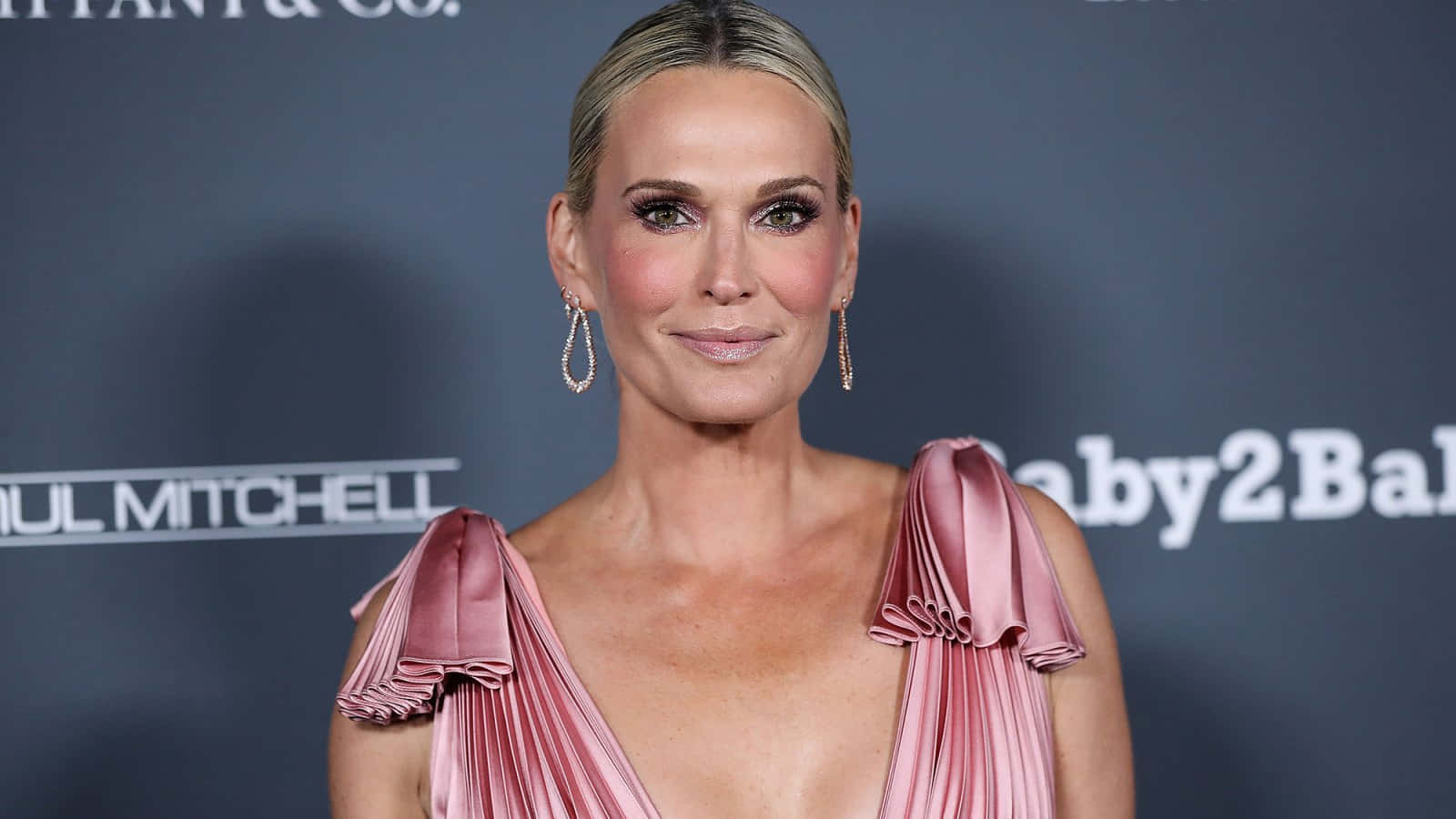 Stralende Glimlach Van Molly Sims Achtergrond