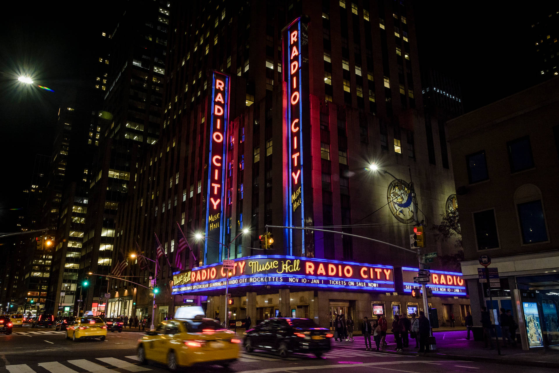Vistanocturna De Radio City En La Ciudad De Nueva York Fondo de pantalla