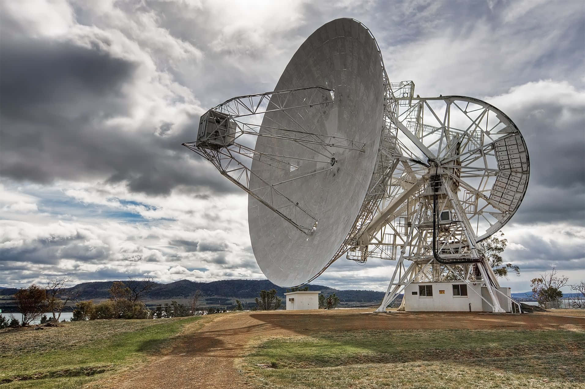 Captivating View of a Radio Telescope in Action Wallpaper