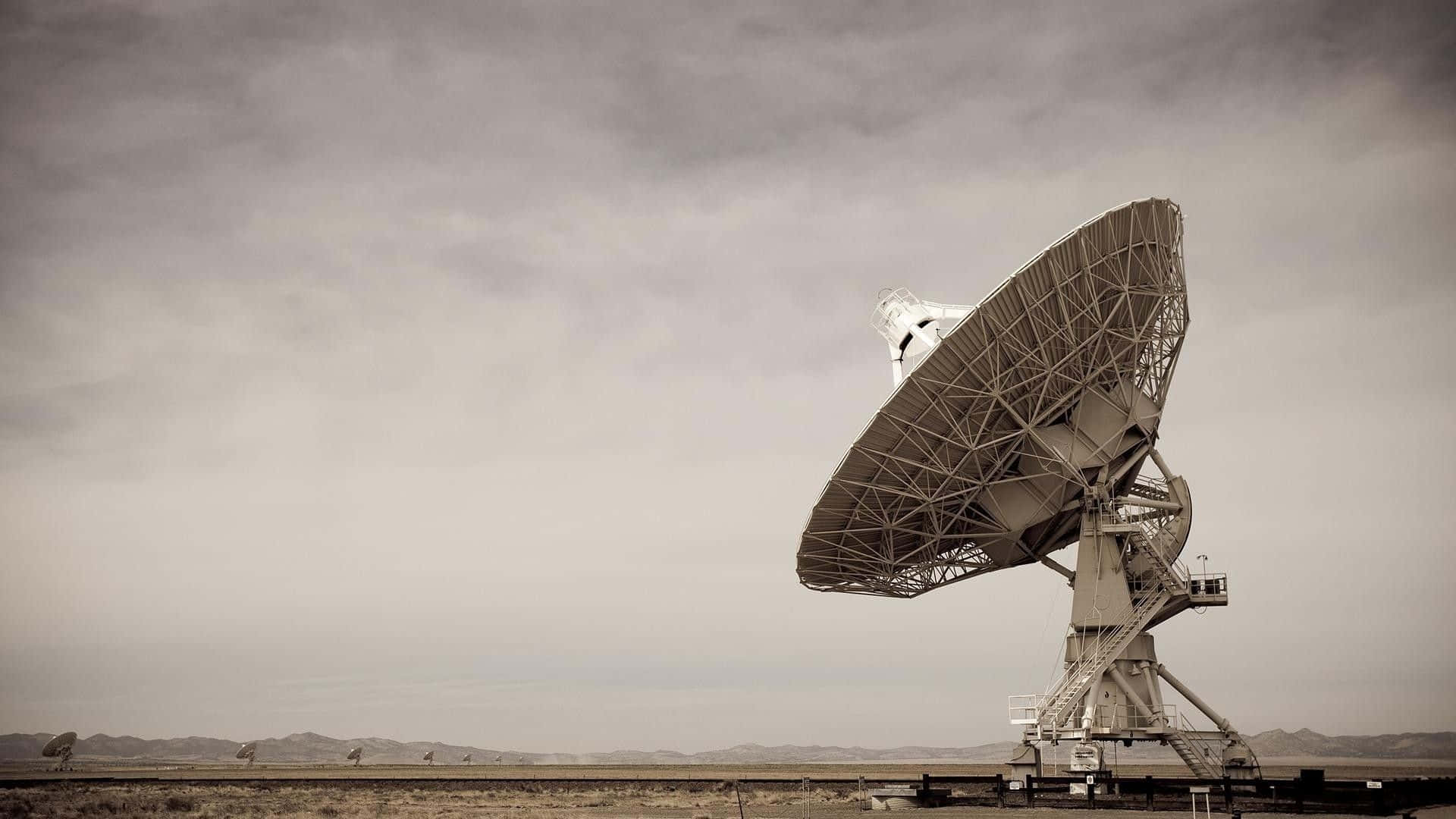 Elmajestuoso Radiotelescopio Escaneando Los Cielos. Fondo de pantalla