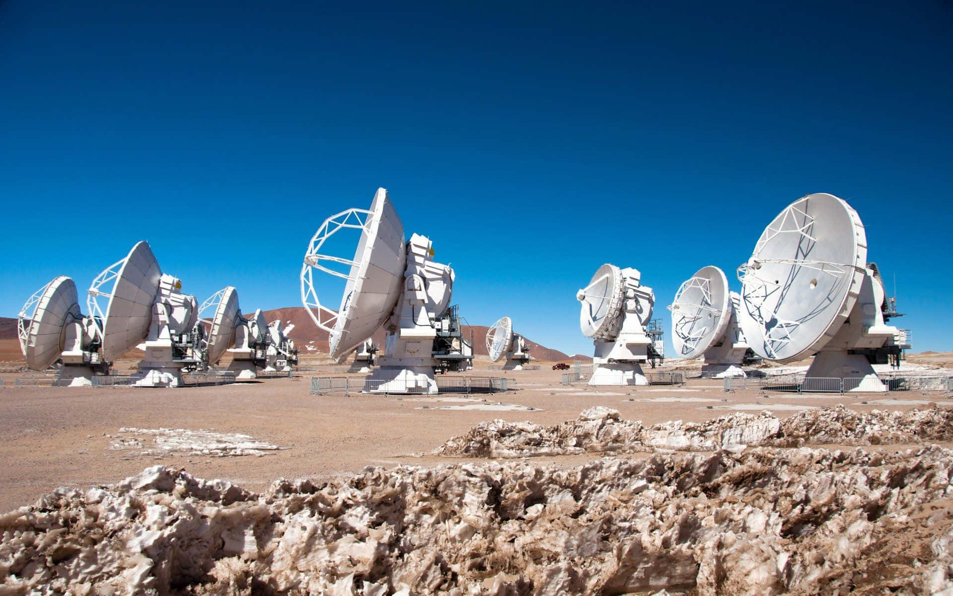 Majestic Radio Telescope Embracing the Cosmos Wallpaper