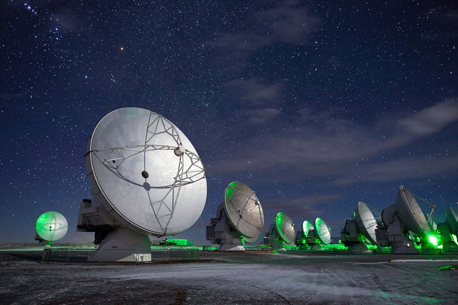 Large Radio Telescope scanning the skies Wallpaper