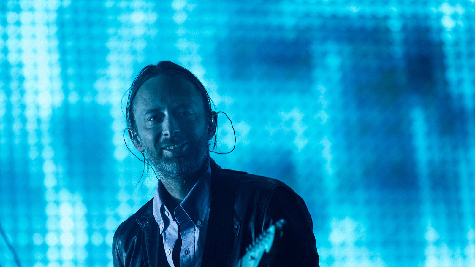 Radioheadthom Yorke Blauer Hintergrund Wallpaper