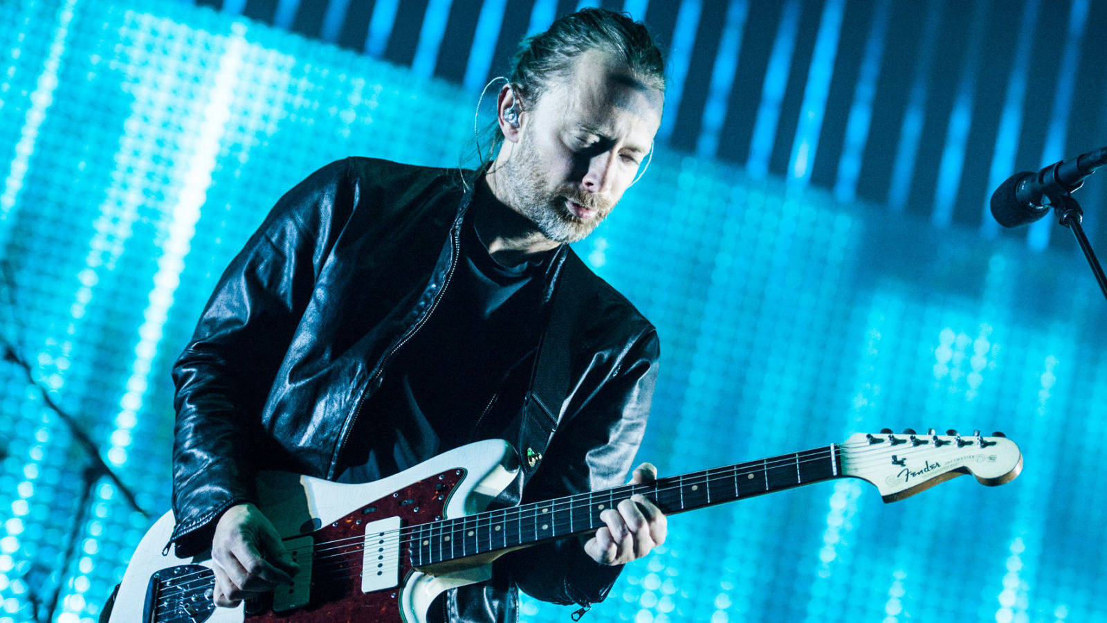 Radiohead Thom Yorke Guitar Hero Tapet Wallpaper