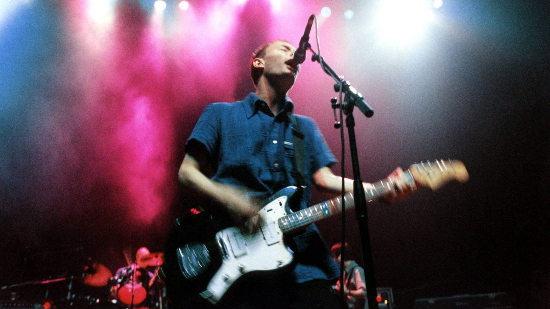 Download Radiohead Thom Yorke In Live Performance Wallpaper 