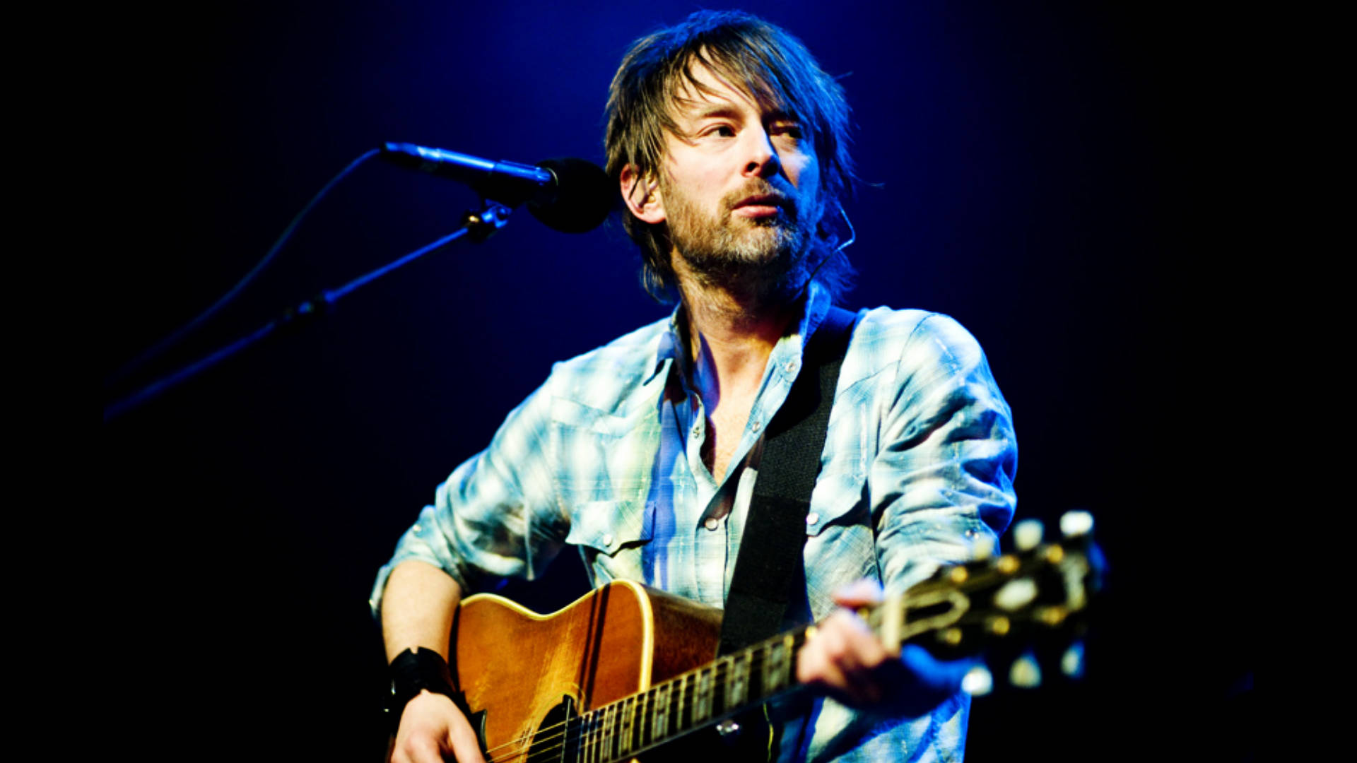Radiohead Thom Yorke Playing Guitar Wallpaper