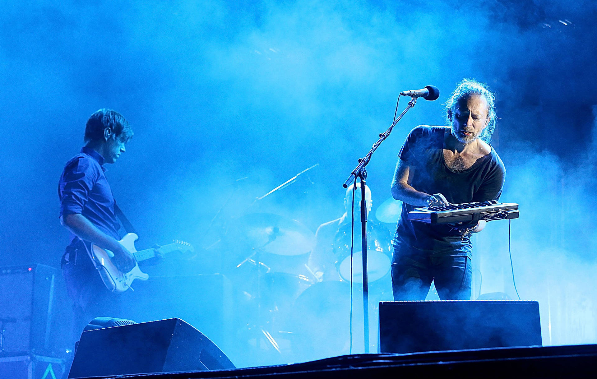 Radiohead Thom Yorke spiller keyboard giver en personlig skærmtapet. Wallpaper