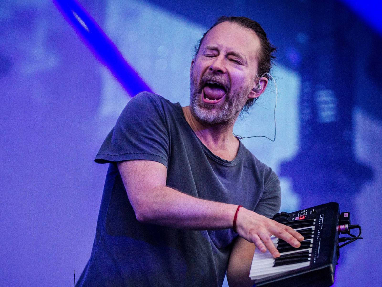 Radioheadthom Yorke Spielt Das Keyboard. Wallpaper