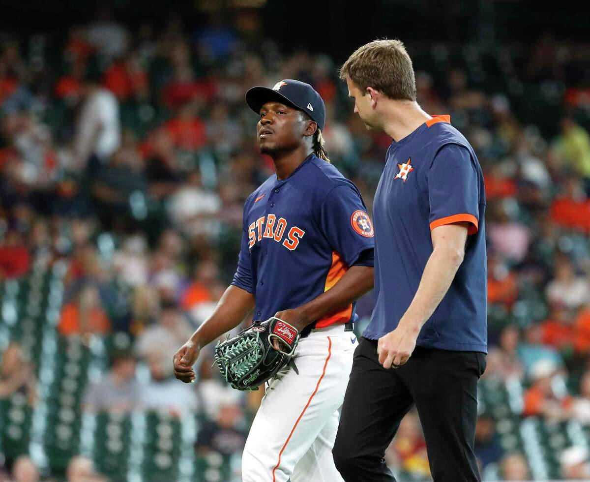 Rafaelmontero Går Med Tränaren - As A Native Swedish Speaker, This Can Be Translated As A Potential Title For A Wallpaper Featuring Rafael Montero Walking With His Coach. Wallpaper