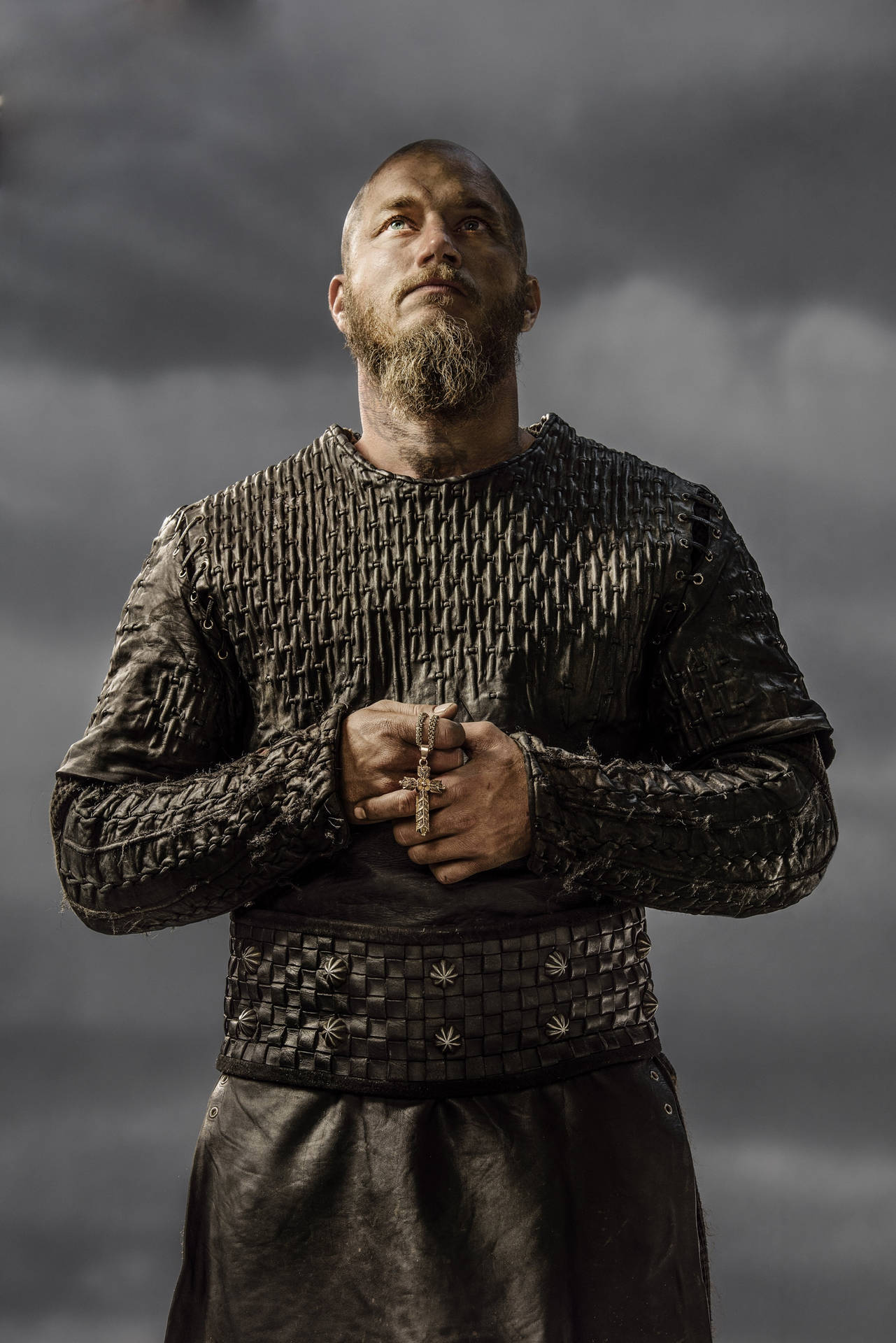Ragnarlothbrok 4k Vikings Con Croce Alzata Sfondo