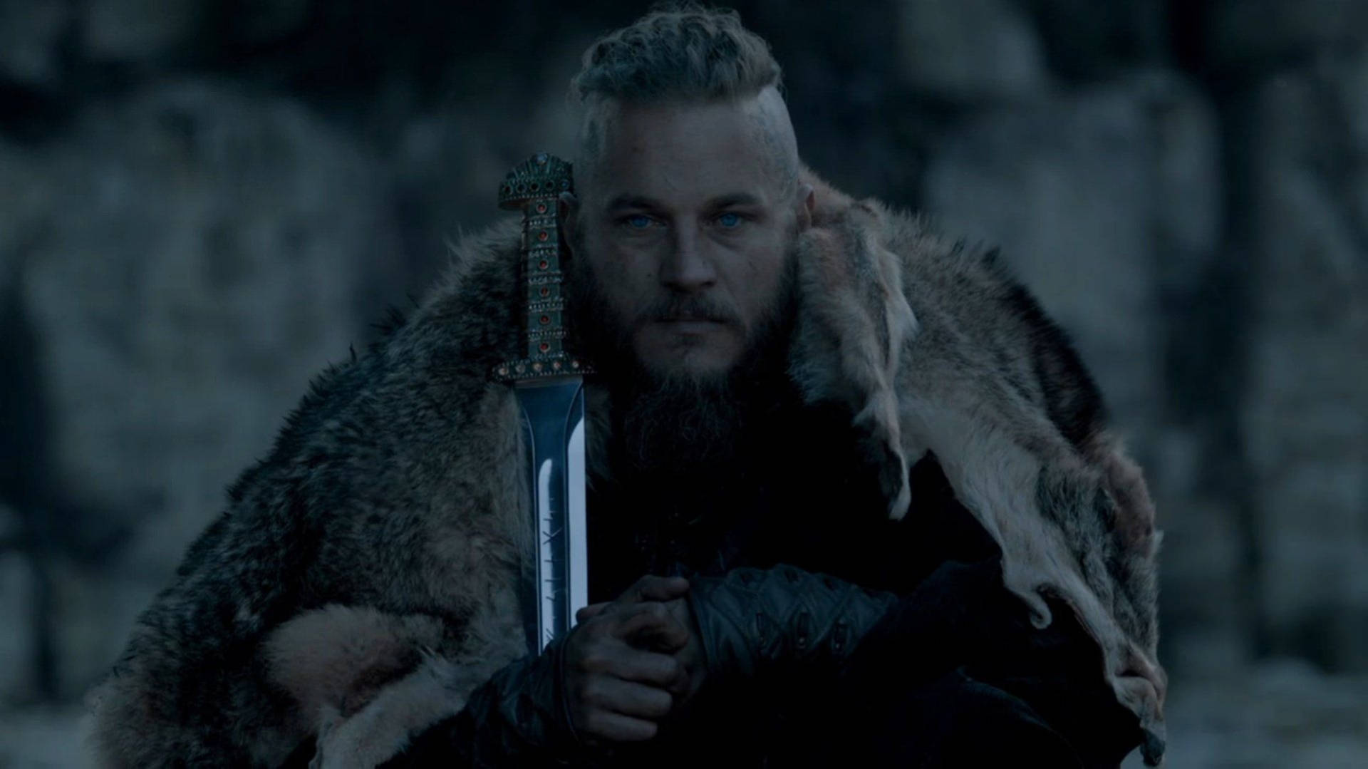 Ragnar Lothbrok 4K Vikings Holding Sword Wallpaper