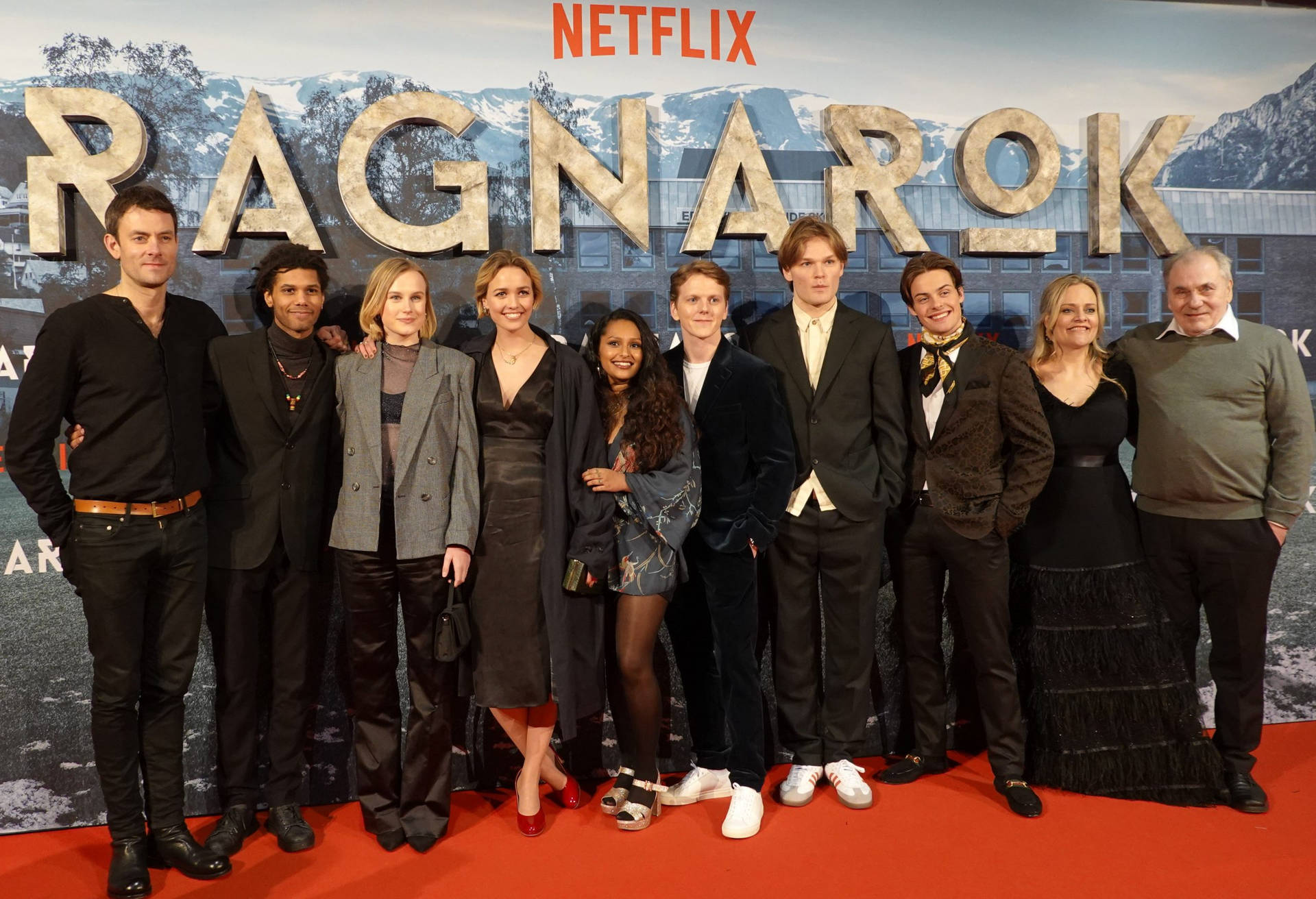 Tom Hiddleston&Chris Hemsworth at the Red Carpet Premiere of 'Ragnarok' Wallpaper