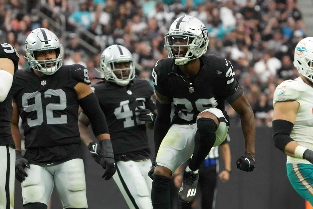 Raiders Defense Ready For Action Wallpaper