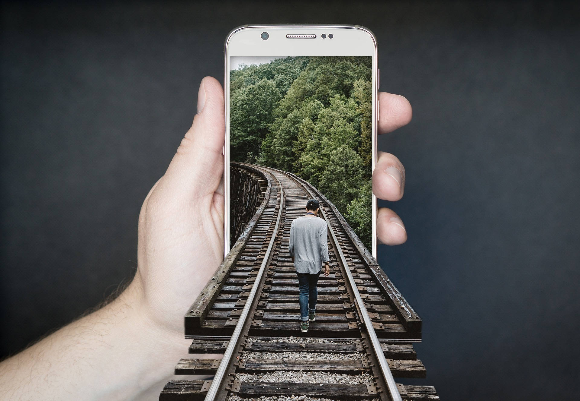 Eisenbahngelangt Auf Ein Mobiltelefon. Wallpaper