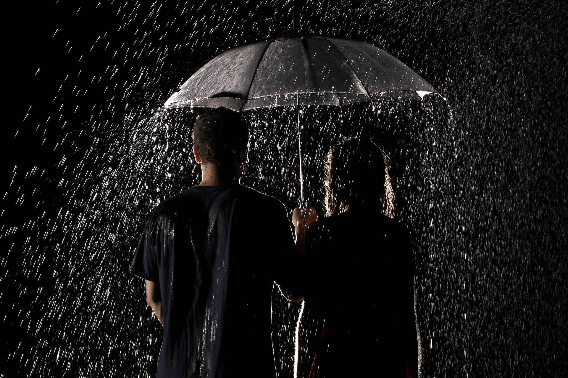Rain Couple Black Wallpaper