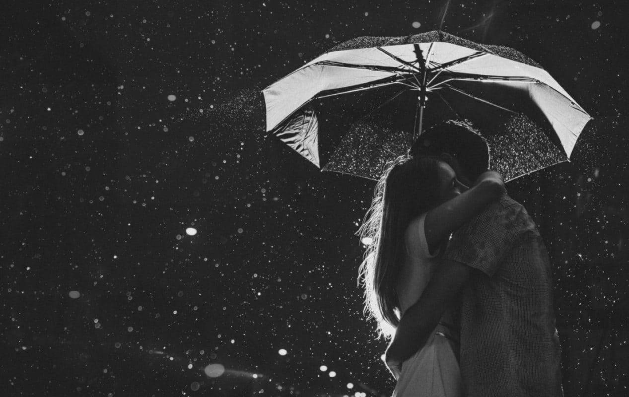 Regen,das Sich Umarmendes Paar Küsst. Wallpaper