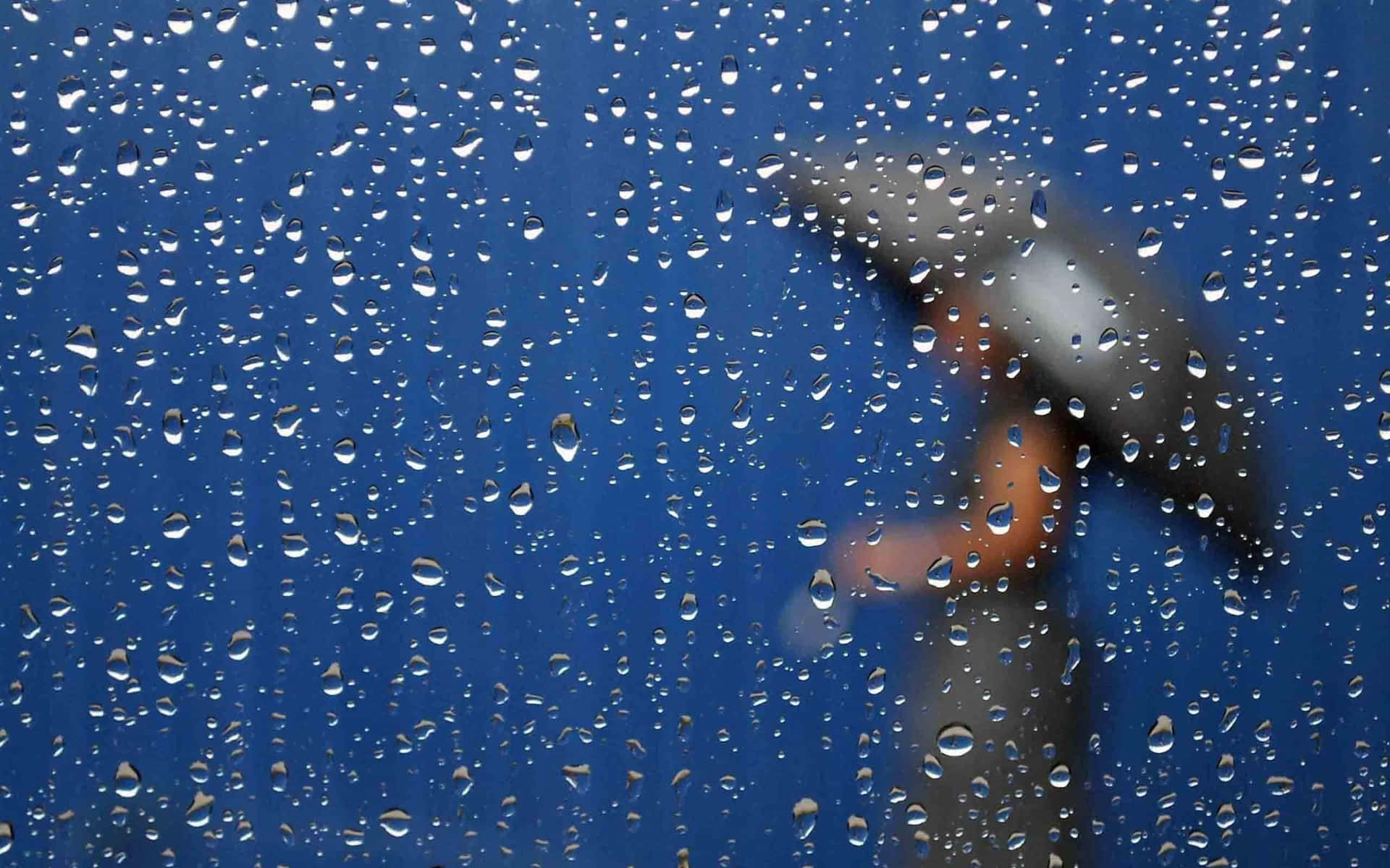 Enkvinna Står I Regnet Med Ett Paraply.