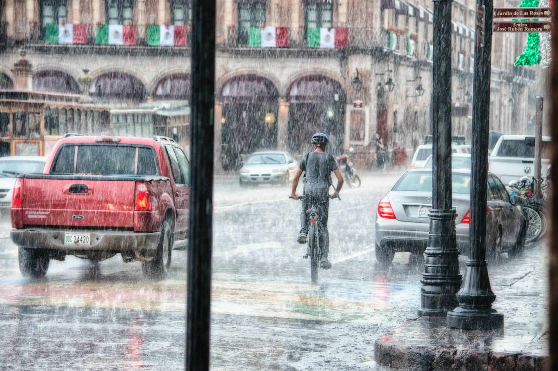 Natura Della Pioggia In Sella A Una Bicicletta Sfondo