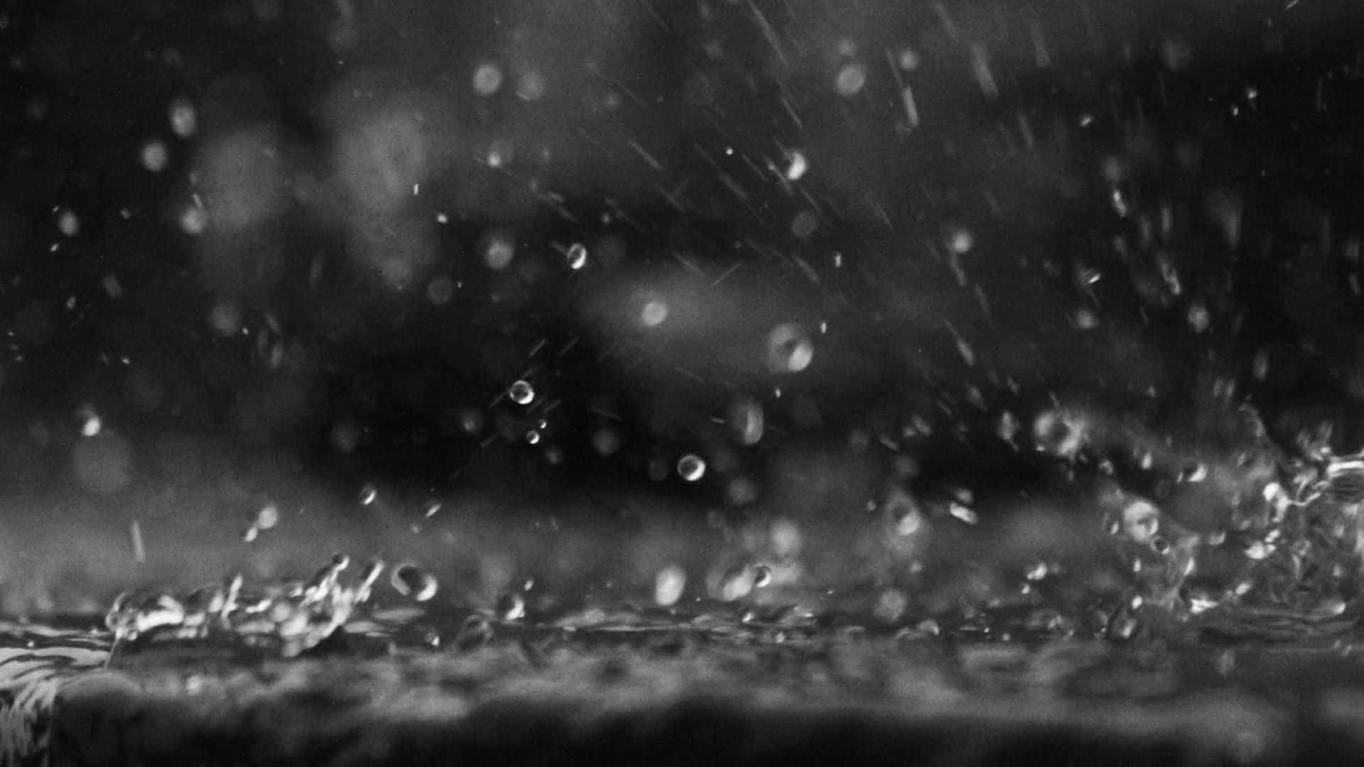 Et forfriskende brusebad af regn under en sommerdag