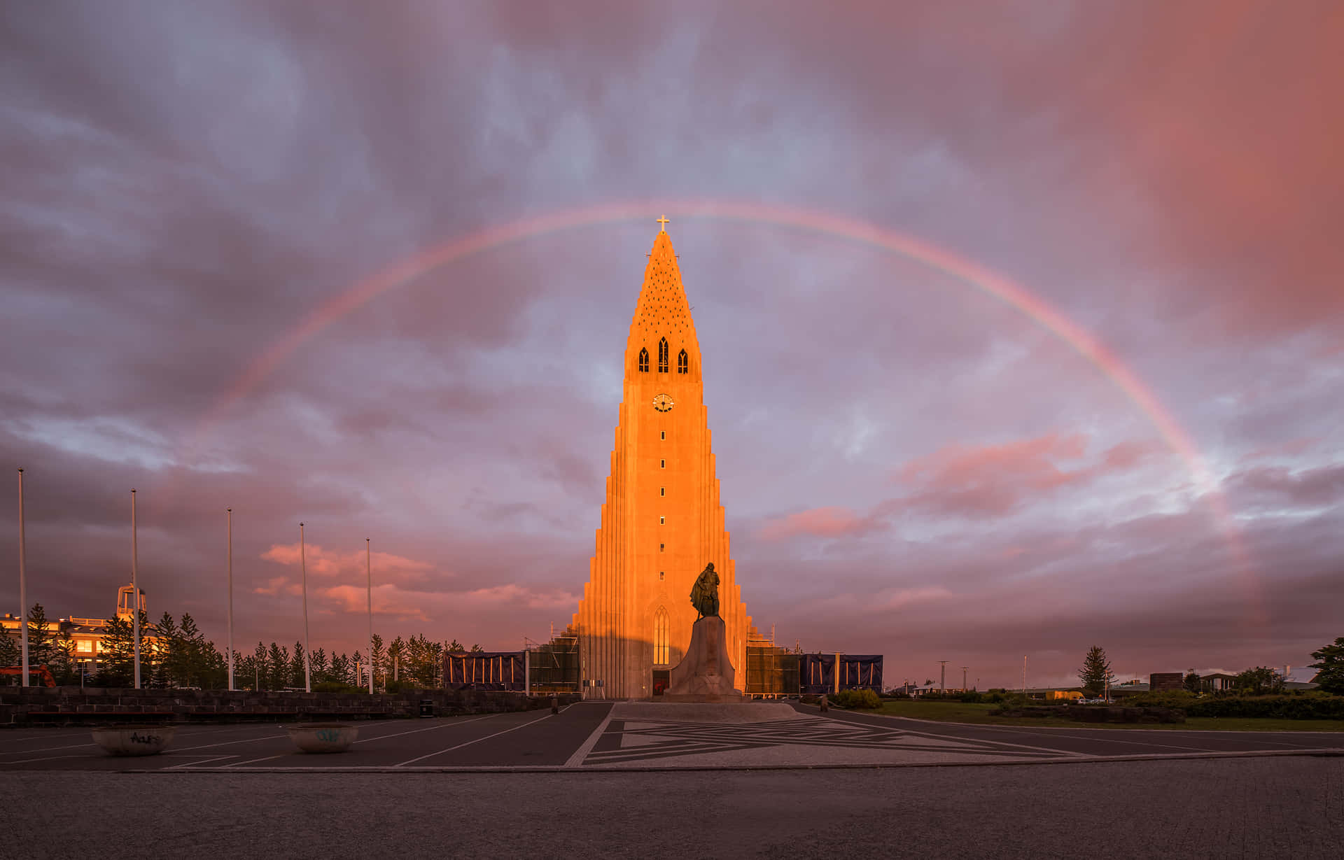 Rainbow Behind The Hallgrimskirkja Church Wallpaper