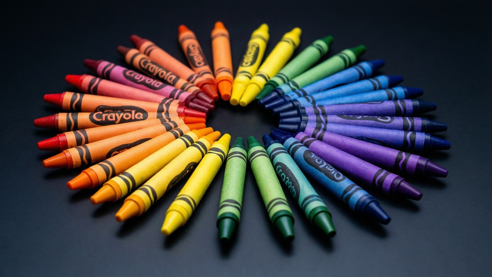 Regnbågscirkel Bakgrundsbilder — Levande tapet av Crayola kritor arrangerade i en regnbågscirkel.