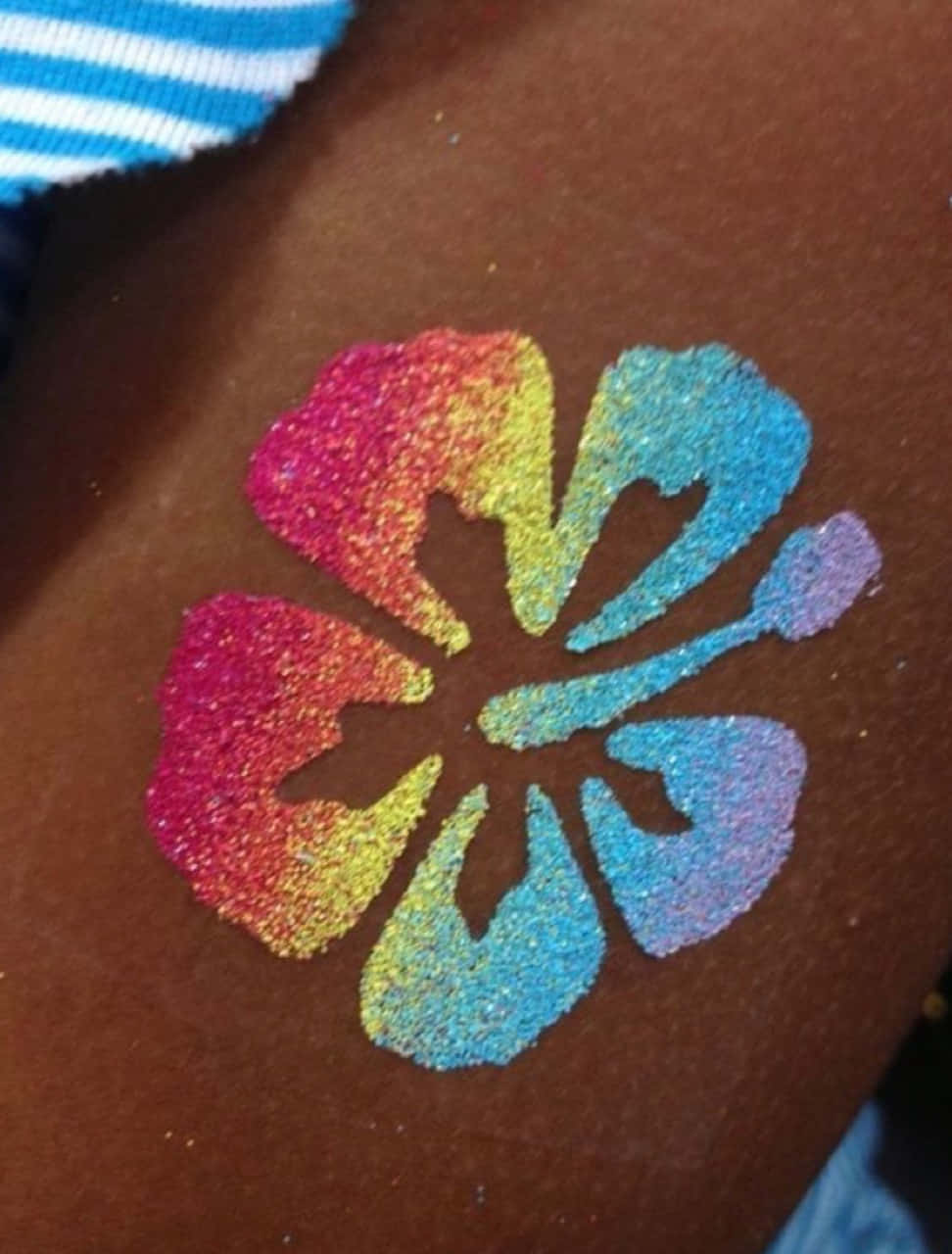 Rainbow Glitter Tattoo Op Huid.jpg Achtergrond