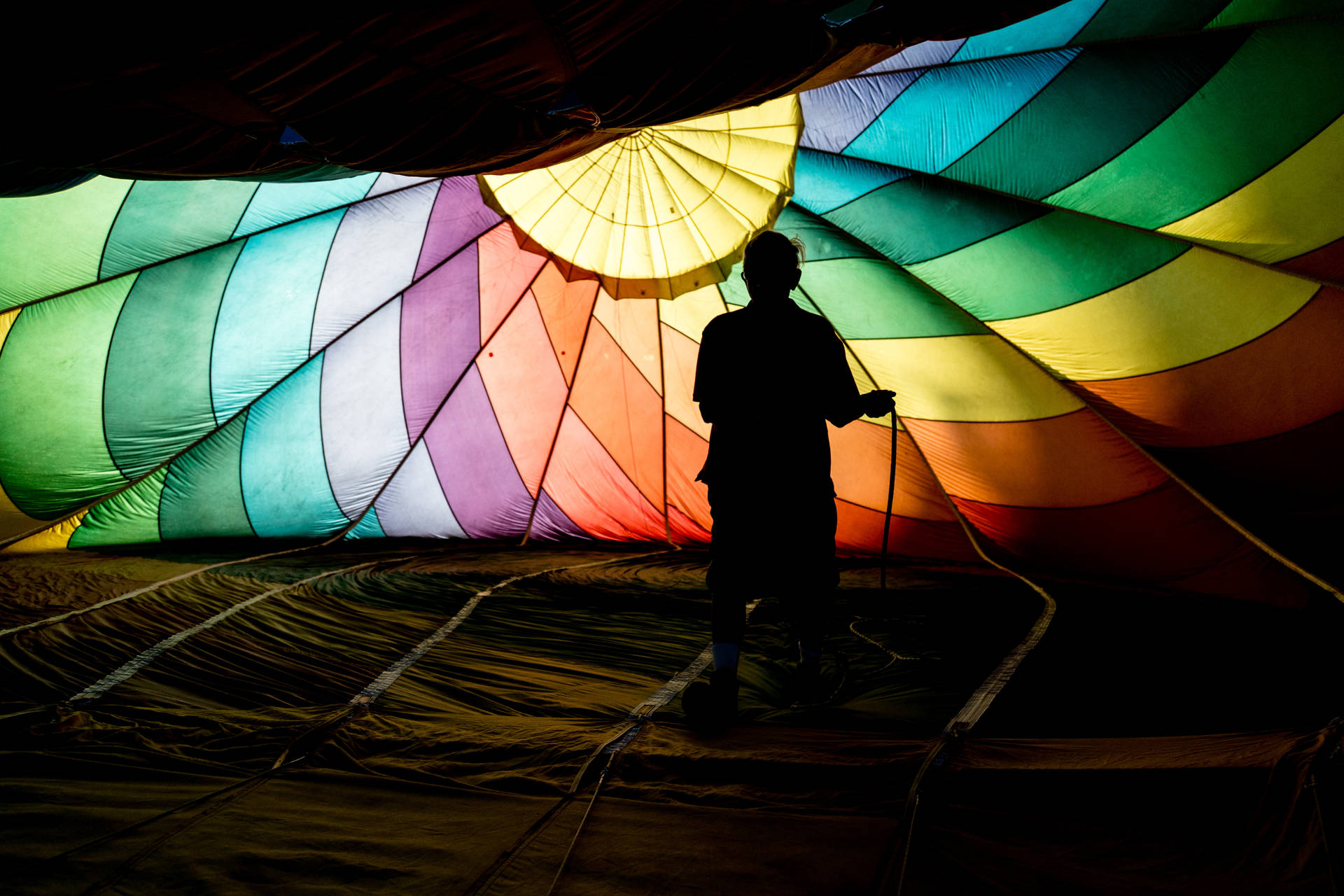 Regenbogenstreifenheißluftballon Wallpaper