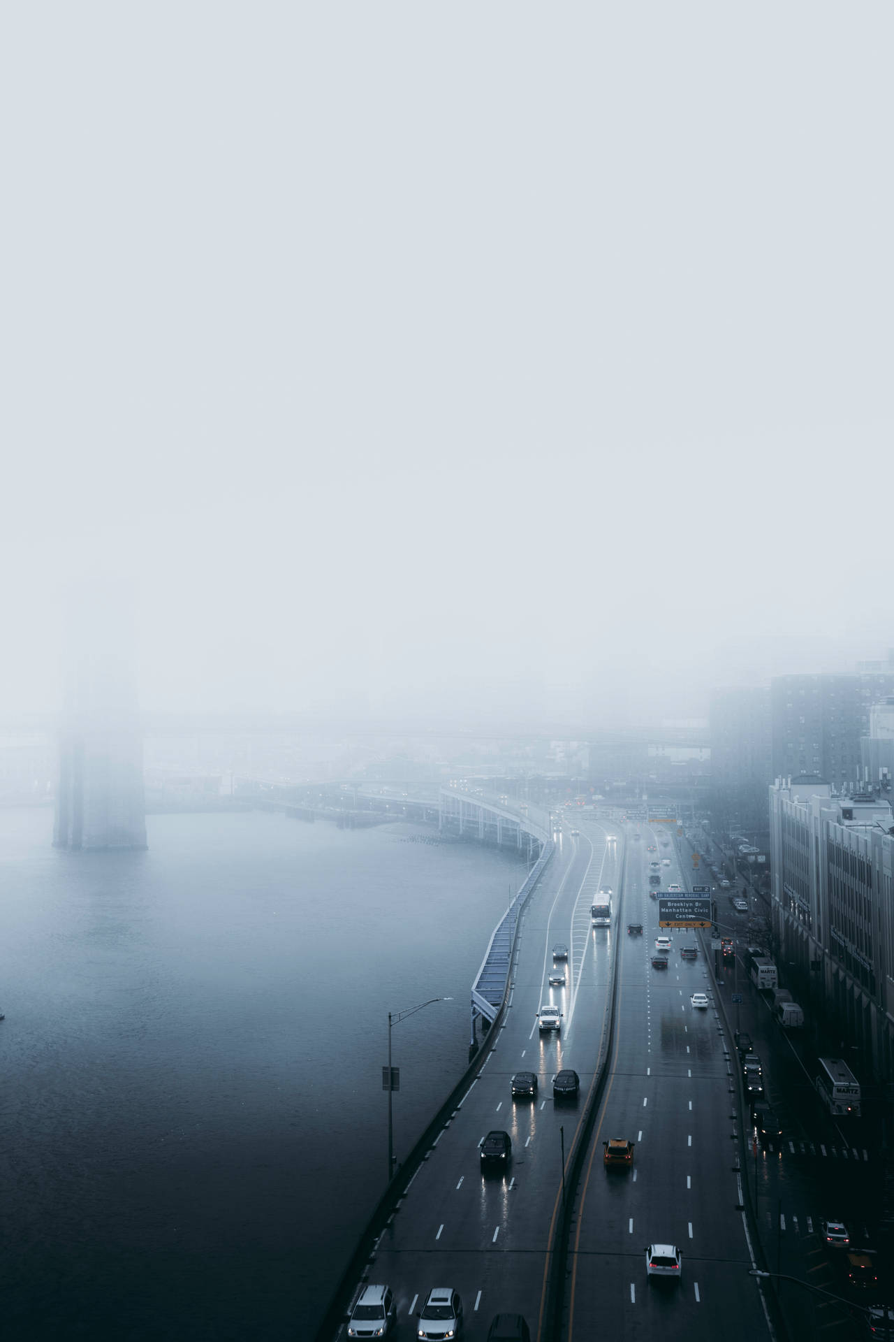 Lluviacausa Una Ciudad Con Neblina Fondo de pantalla