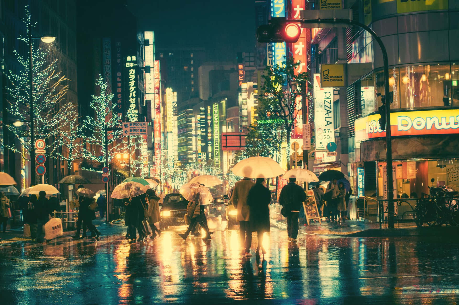 Einestadtstraße Mit Menschen, Die Mit Regenschirmen Herumlaufen.