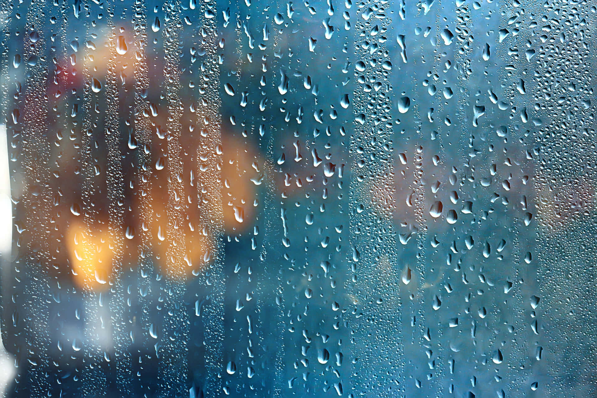 Bildvon Regentropfen Auf Einer Klaren Fensterscheibe An Einem Regnerischen Tag