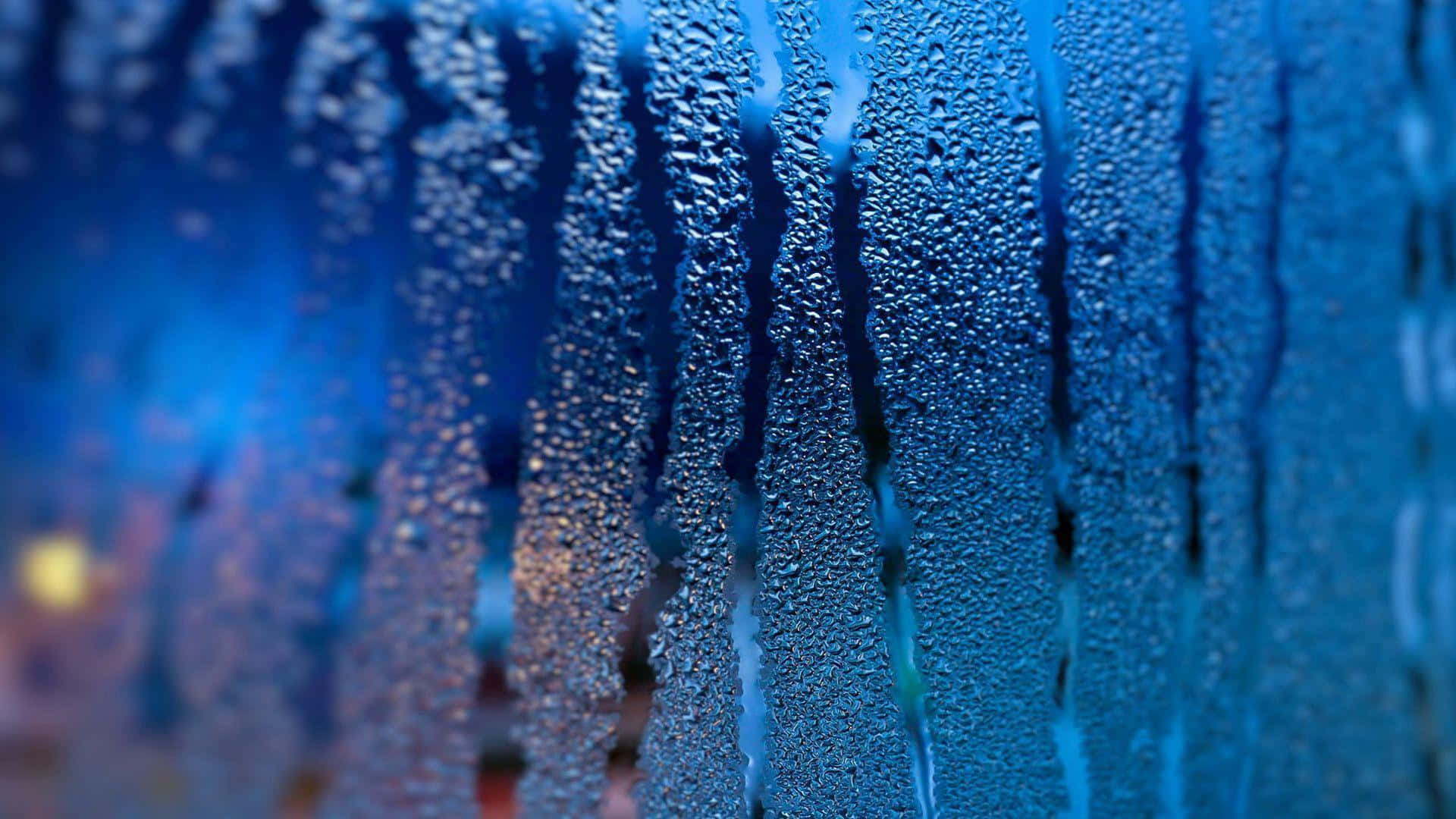 Billedeaf Et Glasvindue Under En Regnfuld Dag