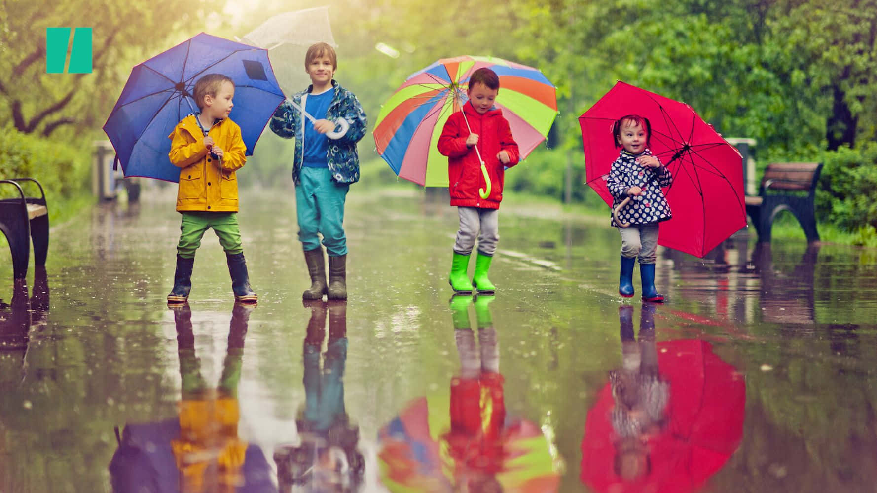 Kindermit Regenschirmen An Einem Regnerischen Tag Bild