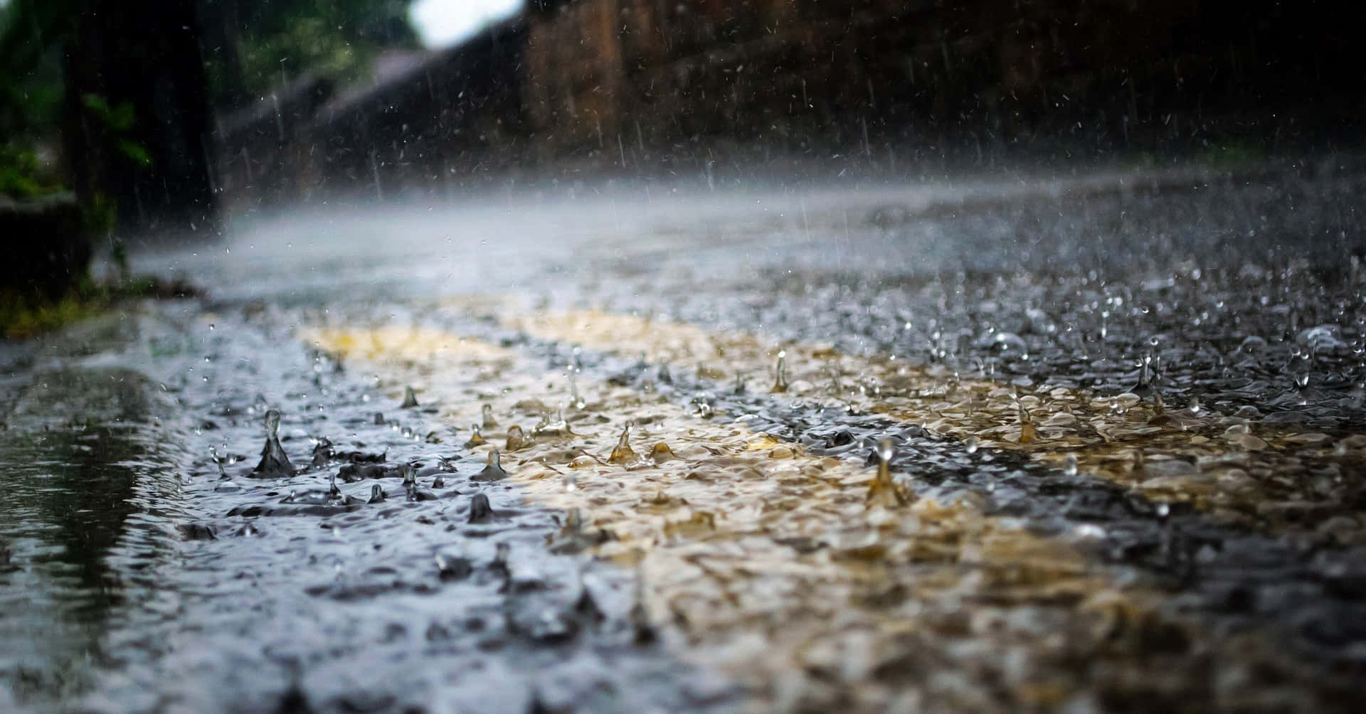 Bildav Översvämning På Vägen Under En Regnig Dag