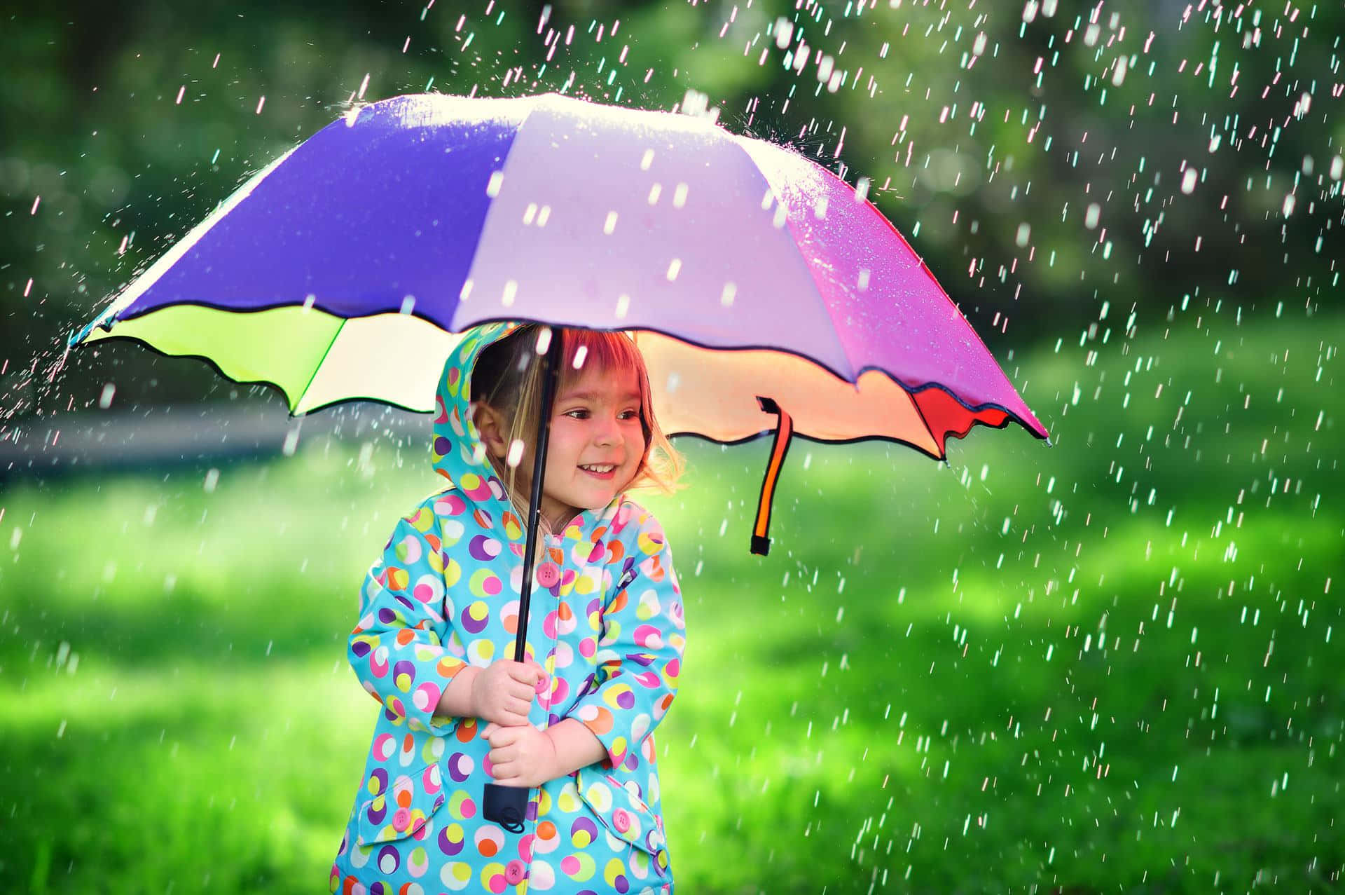 Bildmed En Liten Flicka Med Paraply På En Regnig Dag.