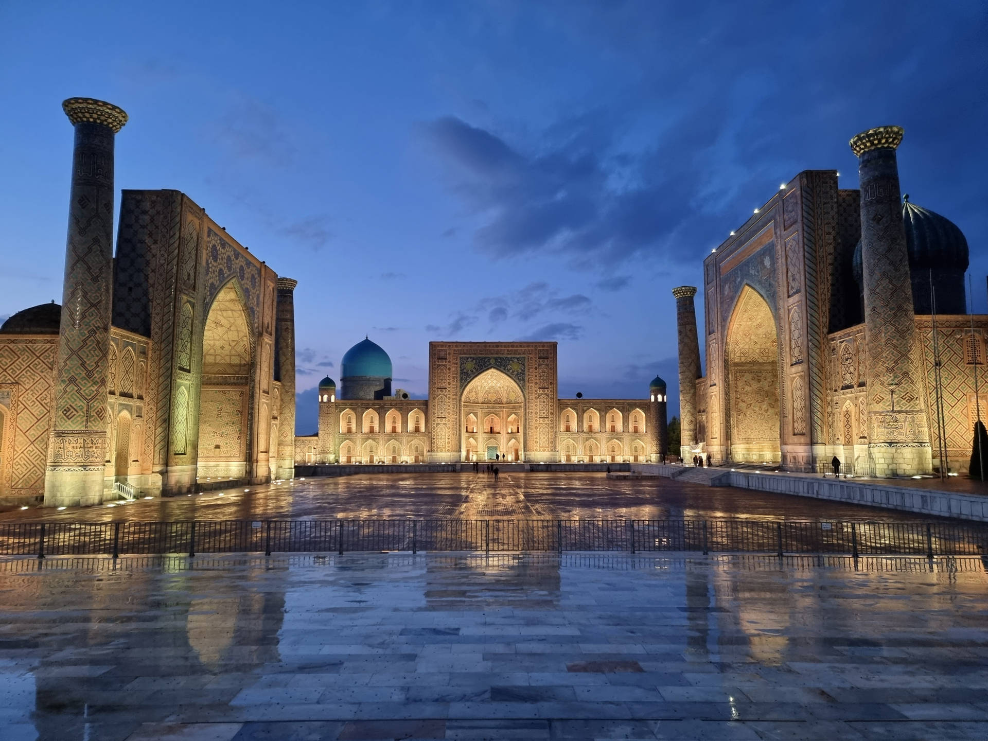 Regnfuld nat Registon Plads Samarkand Wallpaper
